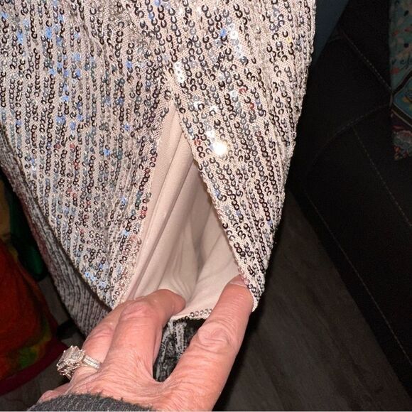 Nwt Women's DRAPER JAMES RSV V-Neck Sequin Dress
by DRAPER JAMES RSVP SZ 8 - Picture 8 of 16